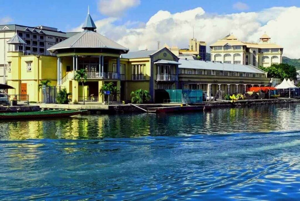 Private vs Group Tours in Mauritius